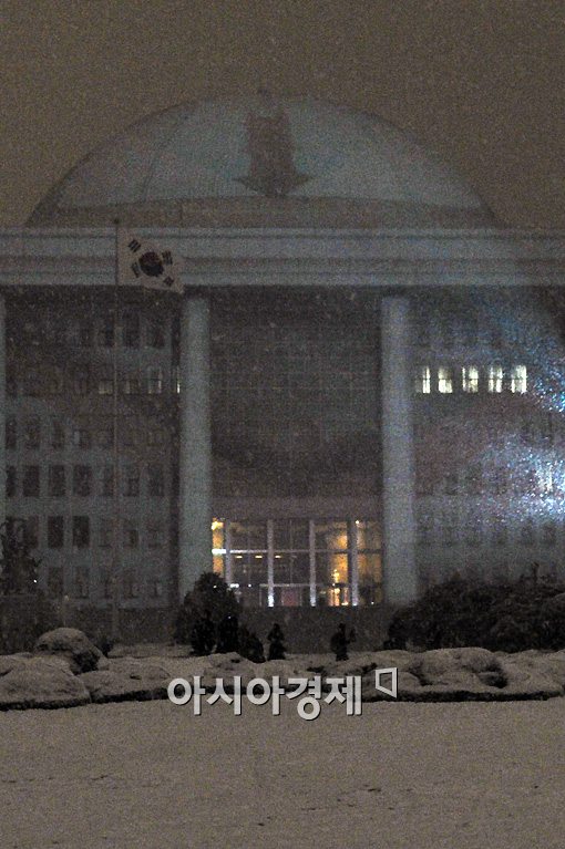 [포토]전설속의 국회의사당 태권브이 - 아시아경제