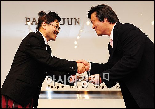 [포토]김범준 서경대 부총장에게 장학금 전달하는 박준
