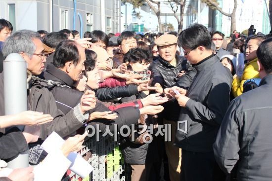 세종시 첫마을아파트, 수 천명 몰려 접수 폭주