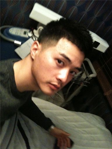 Korean actor Kim Ji-hun at dermatologist office. [Kim Ji-hun's official Twitter website]