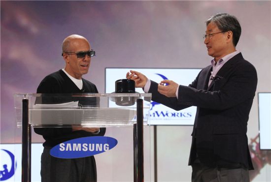 제프리 카젠버그 드림웍스 최고경영자(CEO)가 지난 6일(현지시간) 미국 라스베이거스에서 개막한 세계 최대 가전전시회 'CES 2011' 기조연설장에 깜짝 등장해 윤부근 삼성전자 영상디스플레이사업부 사장으로부터 3D 안경을 건네 받고 있다.

