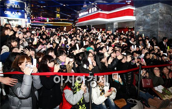 동방신기, 새앨범 출시 기념 첫 사인회 '성황'