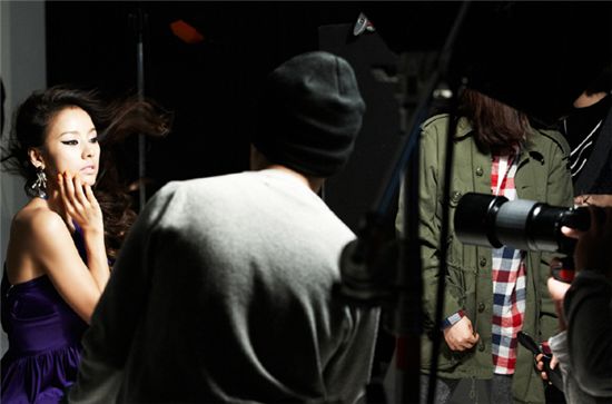 이효리, 화보촬영서 아찔한 아이라인 공개