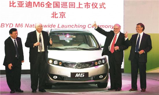 2010년 9월29일 BYD 신차를 배경으로 빌 게이츠(오른쪽), 워런 버핏(오른쪽에서 두 번째), 그리고 왕촨푸 BYD 회장(왼쪽)이 사진 촬영을 하고 있다. 이 한 장의 사진은 중국이 전기차 강국으로 급성장하고 있음을 보여준 것으로 평가받았다.