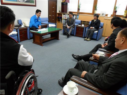 윤석연 대전광역시지체장애인협회장이 정용기 대덕구청장에게 장애인복지 발전 방안을 설명하고 있다.