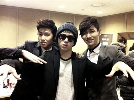 Super Junior Heechul (middle) and TVXQ members U-Know Yunho (left) and Max Changmin (right) [Heechul's official Twitter website]