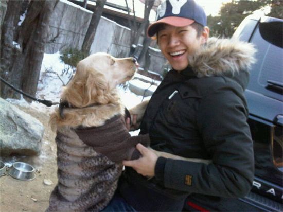 2PM Junho hugging a dog. [Nichkhun's official Twitter website]