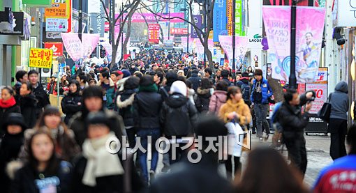 [포토] 명동거리 가득 매운 쇼핑객들