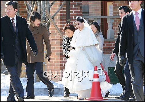 [포토]철통경호 받으며 시집가는 허이재