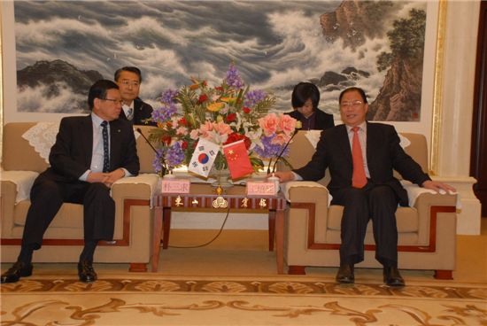 지난 15 저녁 박삼구 금호아시아나그룹 회장(왼쪽)이 중국 웨이하이시에서 왕페이팅 산둥성 웨이하이시 당서기를 만나 경제 협력 방안에 대해 환담했다.
