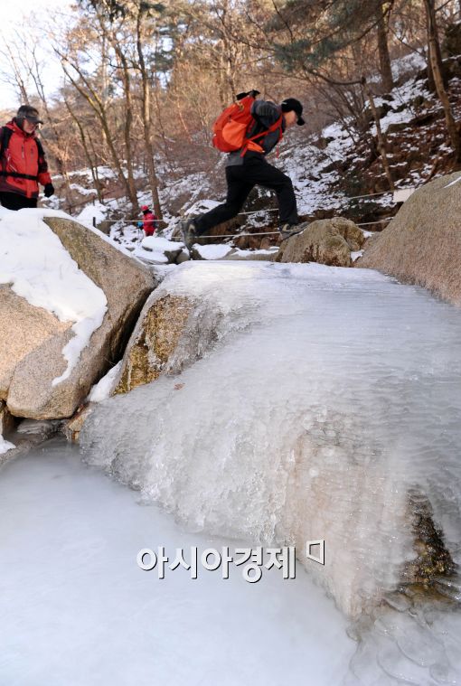 [포토]계곡물도 '꽁꽁'