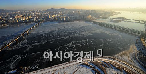 [포토] 얼음덩어리 떠다니는 한강