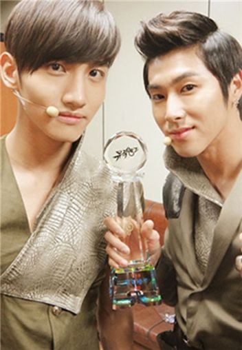Korean boy band TVXQ holds up trophy from "Music Bank" [TVXQ's official website]
