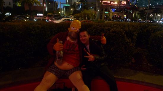 Big Bang Taeyang takes pictures in Las Vegas 