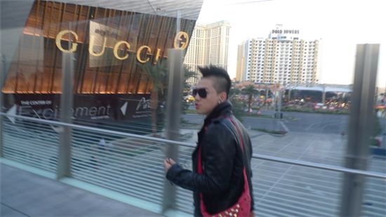 Big Bang Taeyang takes pictures in Las Vegas 