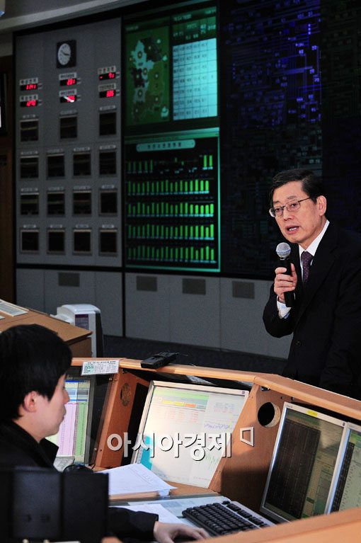 [포토] 전력거래소 찾은 김황식 총리