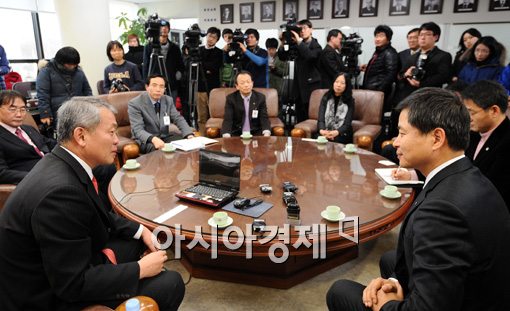 전교조·교총 수장 첫 공식 대면 ‘거리 좁혀나가자’