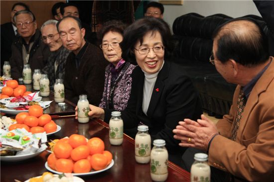 박춘희 송파구청장이 백토경로당을 방문해 어르신들과 대화를 나누고 있다.