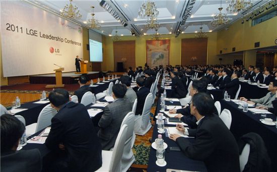 구본준 LG전자 부회장이 17일 개최된 '법인장 회의'에서 180여 해외법인장 및 사업부장들에게 '5대 중점 항목'을 설명하고 있다.