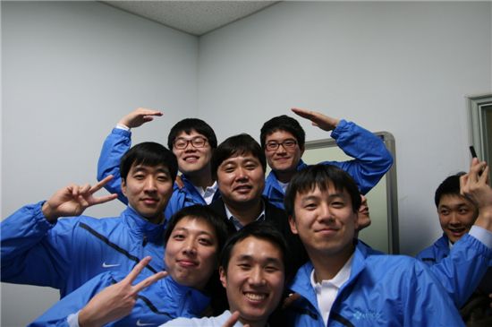 양준혁 전 선수(가운데)가 케피코 신입사원들과 기념촬영을 하고 있다.