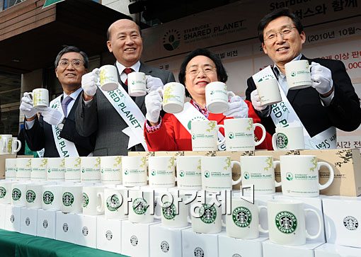 [포토] '커피는 머그컵에 드세요~'