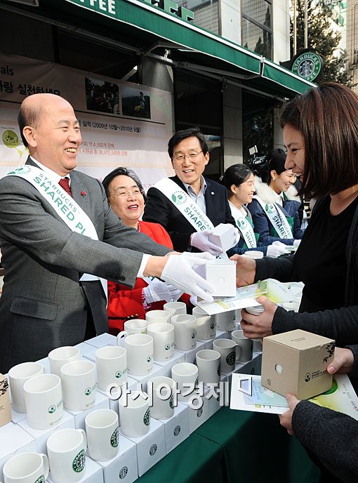 [포토] 머그컵 나눠주는 이만의 장관