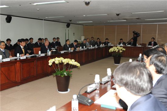 '해적 퇴치' 경무장 보안요원, 탑승 의무화 결의