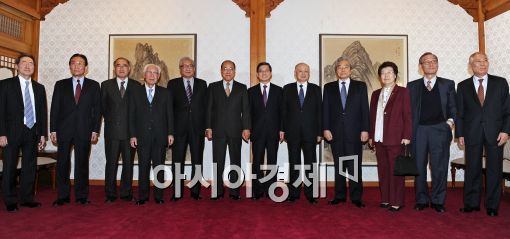 [포토]한자리에 모인 전직 총리들