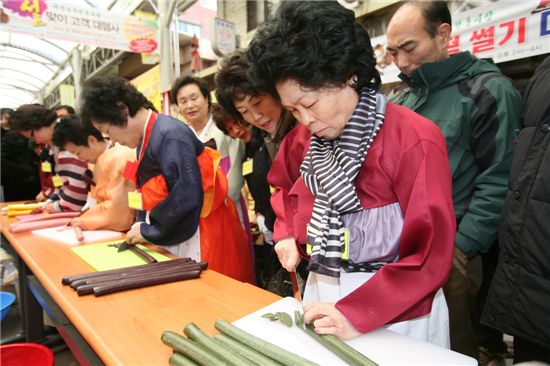 광진구 "전통시장서 장도 보고 상품도 타자"