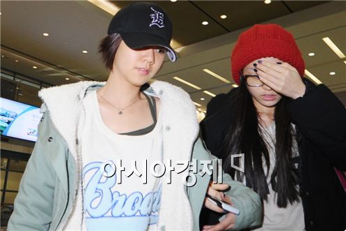 [PHOTO] KARA's Han Seung-yeon, Gu Hara arrive at airport