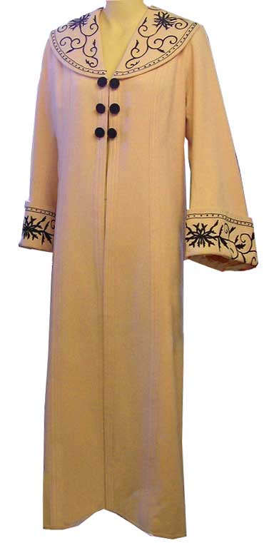 1997년 '타이타닉'에서 케이트 윈슬렛이 연기한 여주인공 로즈가 입고 나온 코트. 워낙 유명한 의상이라 '침몰 코트'라는 별명이 붙어 있을 정도다. 2003년 '트리갭의 샘물'에서 알렉시스 블레델이 다시 입고 나왔다. 