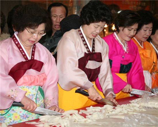 전통시장도 설 명절 손님 맞기 행사 한창 