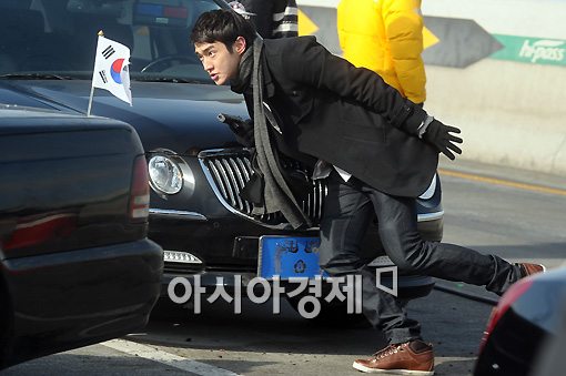 [포토]최시원 '정우성 구출작전'