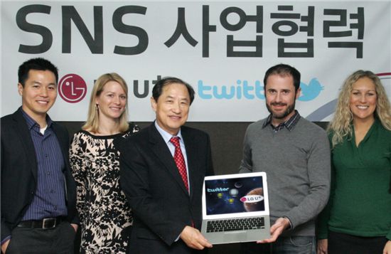  LG U+ 부회장 이상철(좌측에서 세번째)과 트위터 공동 창업자인 에반 윌리암스(Evan Williams)(우측에서 두번째)는 20일 SNS 활성화를 위한 사업협력 계약을 체결했다. 

 
