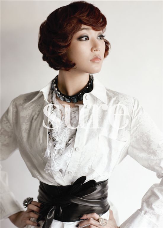 배우 김효진, 화보촬영서 "동물가죽 의상 안돼!" 눈길