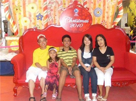 제주항공 다문화가족 고향 보내주기 프로그램 2기에 선발된 박세실(40) 씨 가족들은 지난해 12월 필리핀 마닐라 고향집을 찾아 크리스마스를 보냈다.