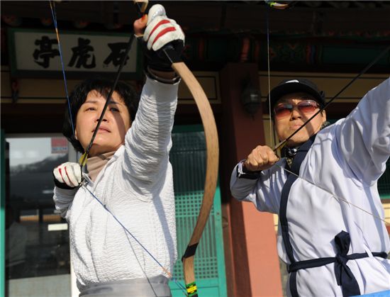 국국 애호가들이 남산 석호정에서 활을 쏘는 모습
