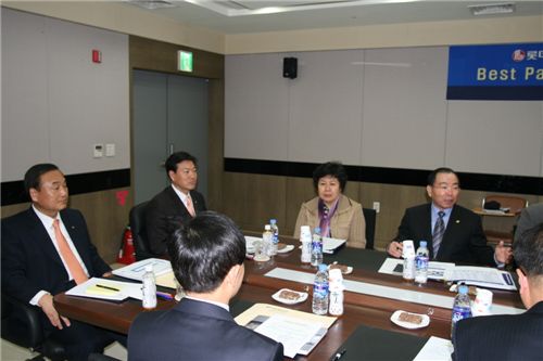 (왼쪽부터)박창규 롯데건설 사장과 김평화 마천건설 사장 등 양사 임직원
