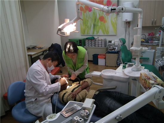 진료 받고 있는 외국인 환자 모습