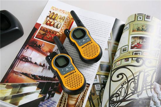 [IT리뷰]골프·스키에 제격, 생활용 무전기 모토로라 'SX826'