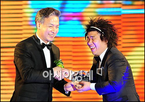 [포토]오정태에게 공로상 전달하는 양의식 회장