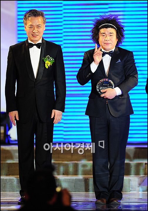 [포토]오정태에게 공로상 전달하는 양의식 회장