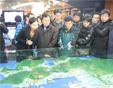 경남 거제시 대우조선해양 조선소 전시관을 둘러보고 있는 특성화고 취업지도부장 선생님들의 모습 