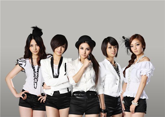 From left, KARA members Kang Ji-young, Nicole, Park Gyu-lee, Han Seung-yeon and Gu Hara. [DSP Media]