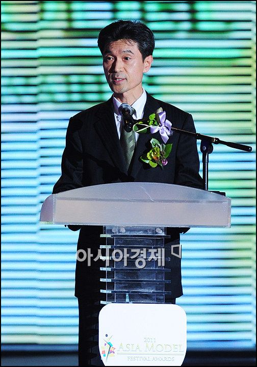 [포토]모철민 문광부 차관 '아시아모델상, 축하합니다'