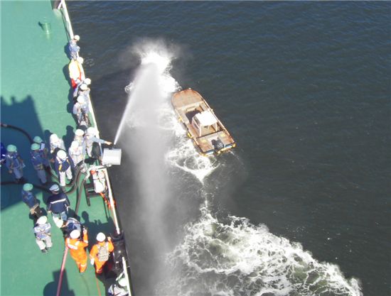 삼성중공업 직원들이 업계 최초로 개발한 ‘해적 퇴치 통합시스템’을 활용해 선상에서 물대포의 성능을 테스트하고 있다.