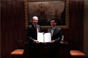 코리안 리는 영국 로이드와 상호 협력키로 하는 양해각서(MOU)를 지난 21일(한국시간) 체결했다. 로이드 레빈 회장(왼쪽)이 MOU를 체결한 후 코리안 리 김정대 전무와 포즈를 취하고 있다.