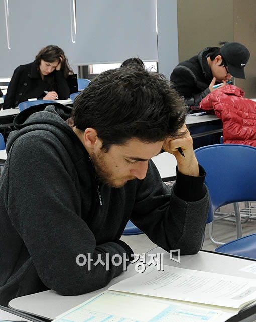 [포토] 한국어 능력 시험 받는 외국인들