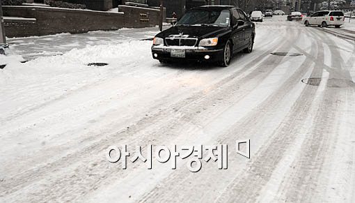 [포토] 눈길 달리는 차량들