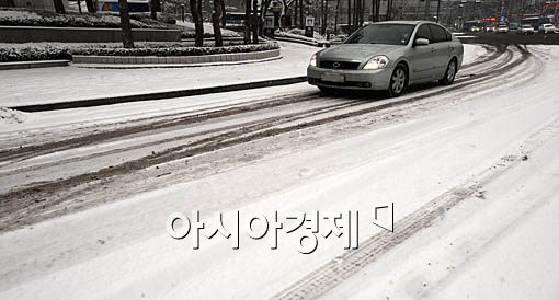 [포토] 눈길위 달리는 차량